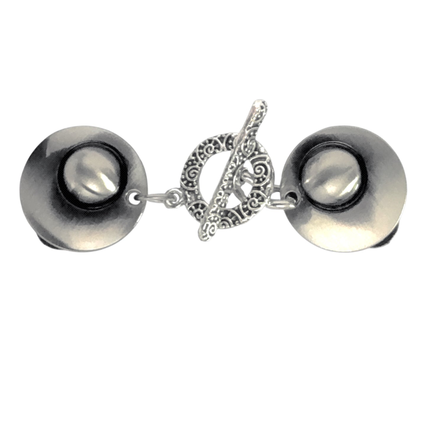 Handgemaakte zilverkleurige vestclip met sierlijke gesloten T-bar en Arabesque motief, elegant en verfijnd design