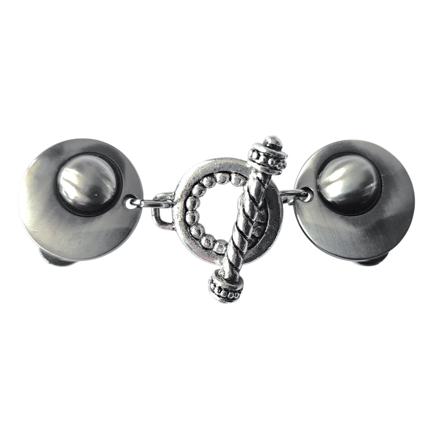 Zilverkleurige vestclip met kralenring en gesloten gedraaide T-bar sluiting, handgemaakt en elegant speels design