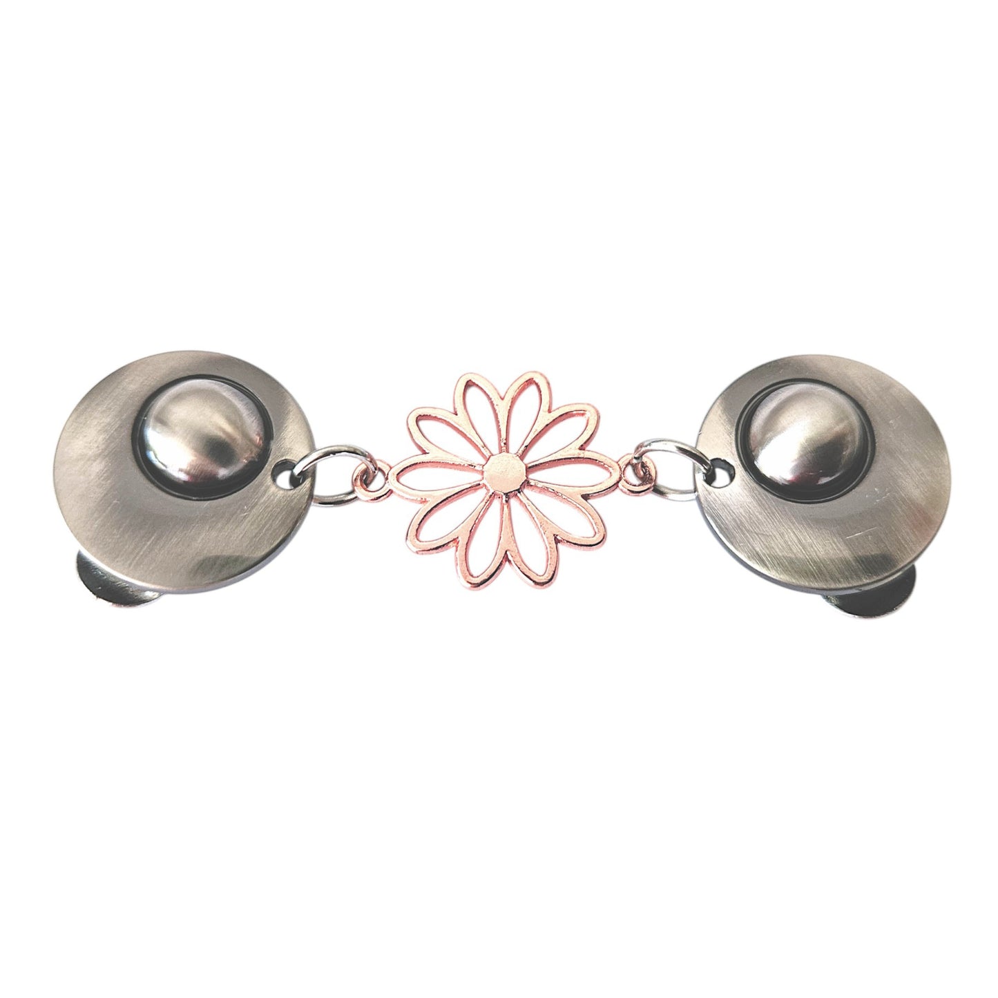Vrolijke vestsluiting met zilverkleurige clips en een roségouden opengewerkte margriet, symbool voor frisheid en elegantie.