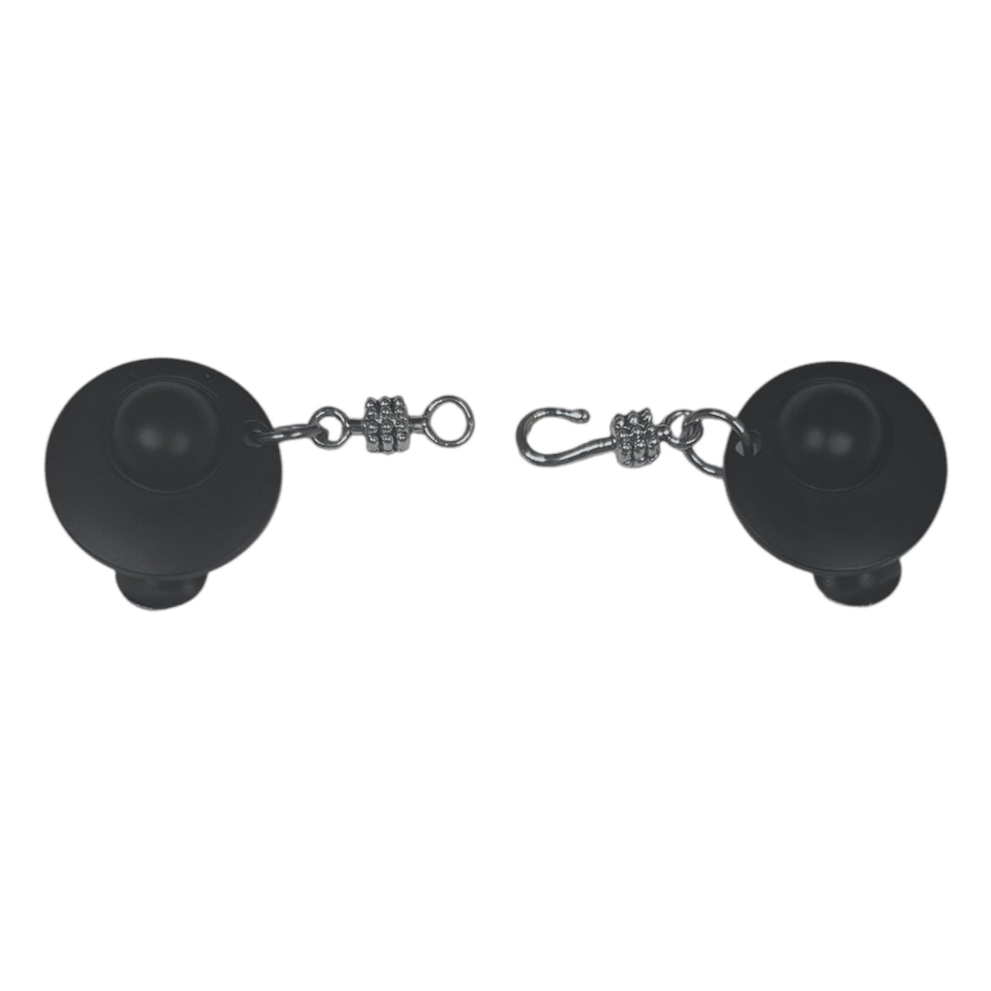 Zwarte vestclip met matte knopen en robuuste zilverkleurige haak-en-oogsluiting in open positie, handgemaakt en krachtig
