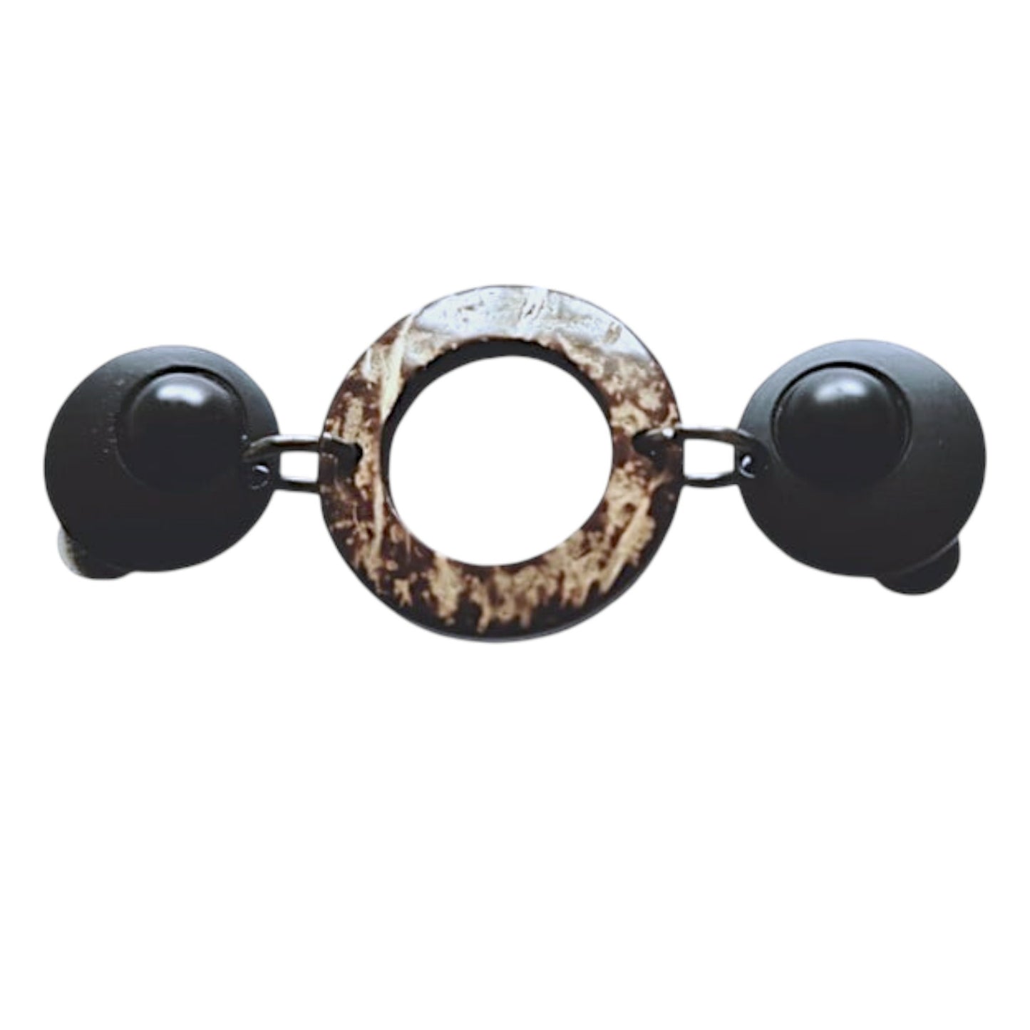 Natuurlijke vestsluiting met matzwarte clips en een ronde kokosnootschakel, voor een stoere en warme uitstraling.