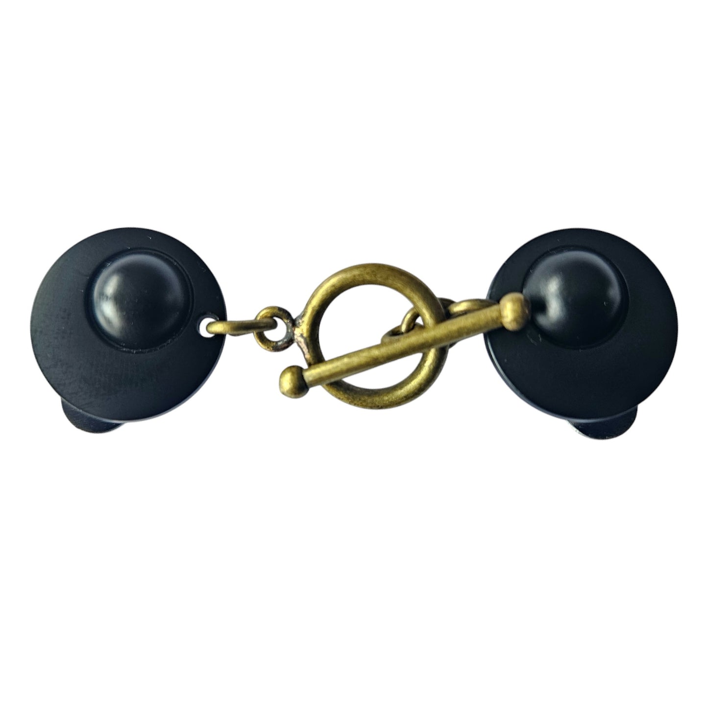 Vestclip in matzwart met gesloten koperkleurige T-bar sluiting, handgemaakt en krachtig contrastvol design