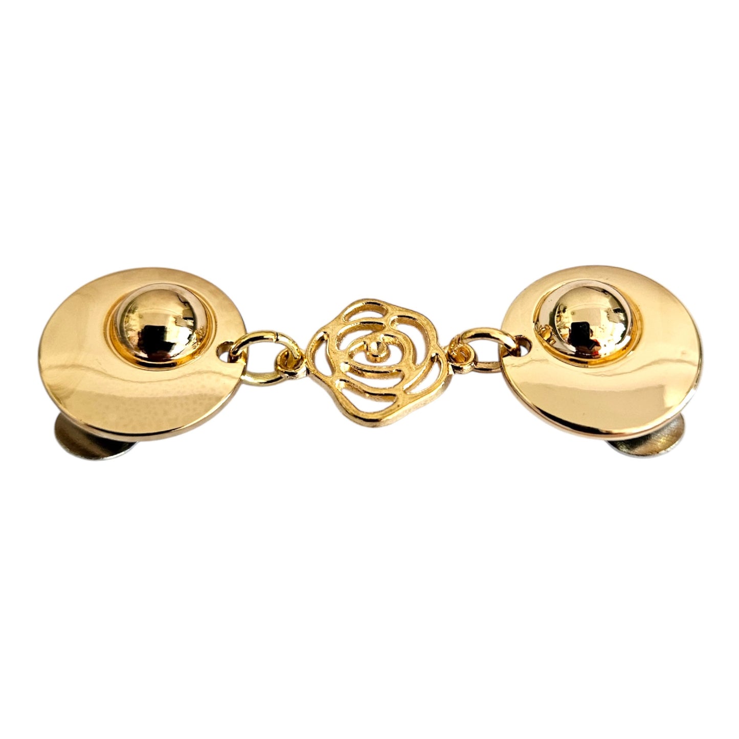 Goudkleurige vestclip met opengewerkte roos – een subtiel symbool van liefde en elegantie om uw vest mooi te sluiten