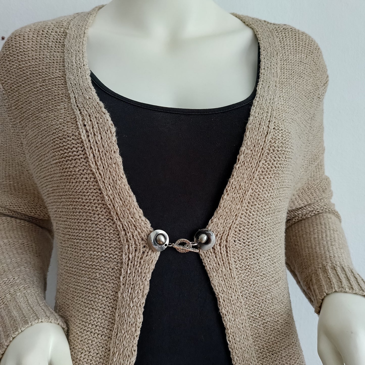 Zilverkleurige vestsluiting met een sierlijke Arabesque-bedel, handgemaakt voor een elegante en verfijnde afwerking.