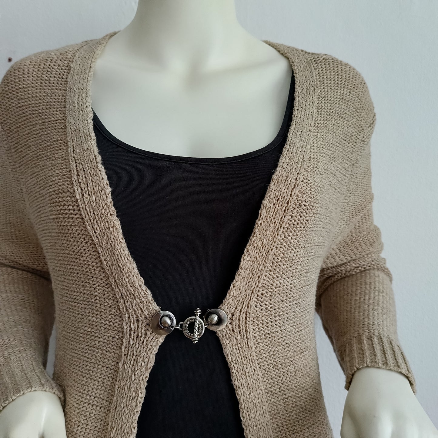 Zilverkleurige vestsluiting met een sierlijke Circus-bedel, handgemaakt voor een speelse en elegante afwerking.