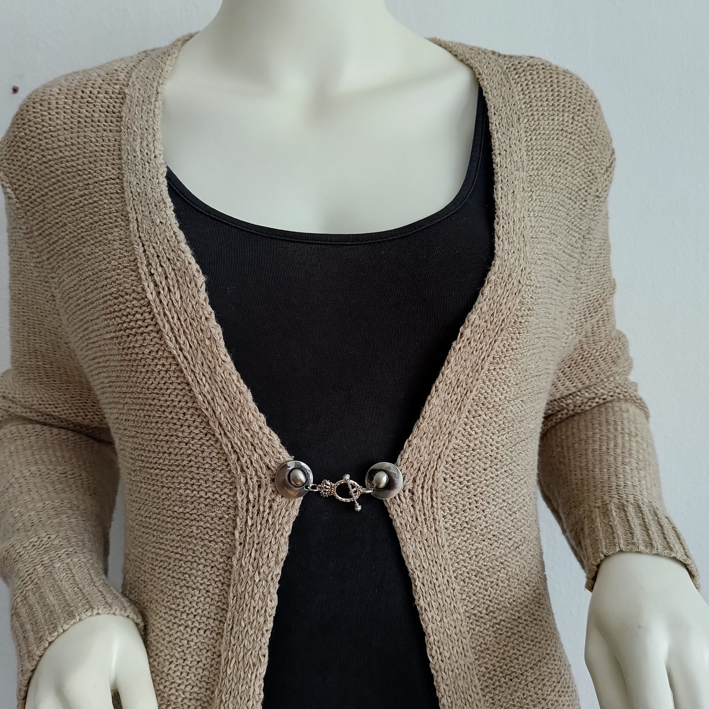 Zilverkleurige vestsluiting met een elegante kroonbedel, handgemaakt voor een stijlvolle en vorstelijke uitstraling.