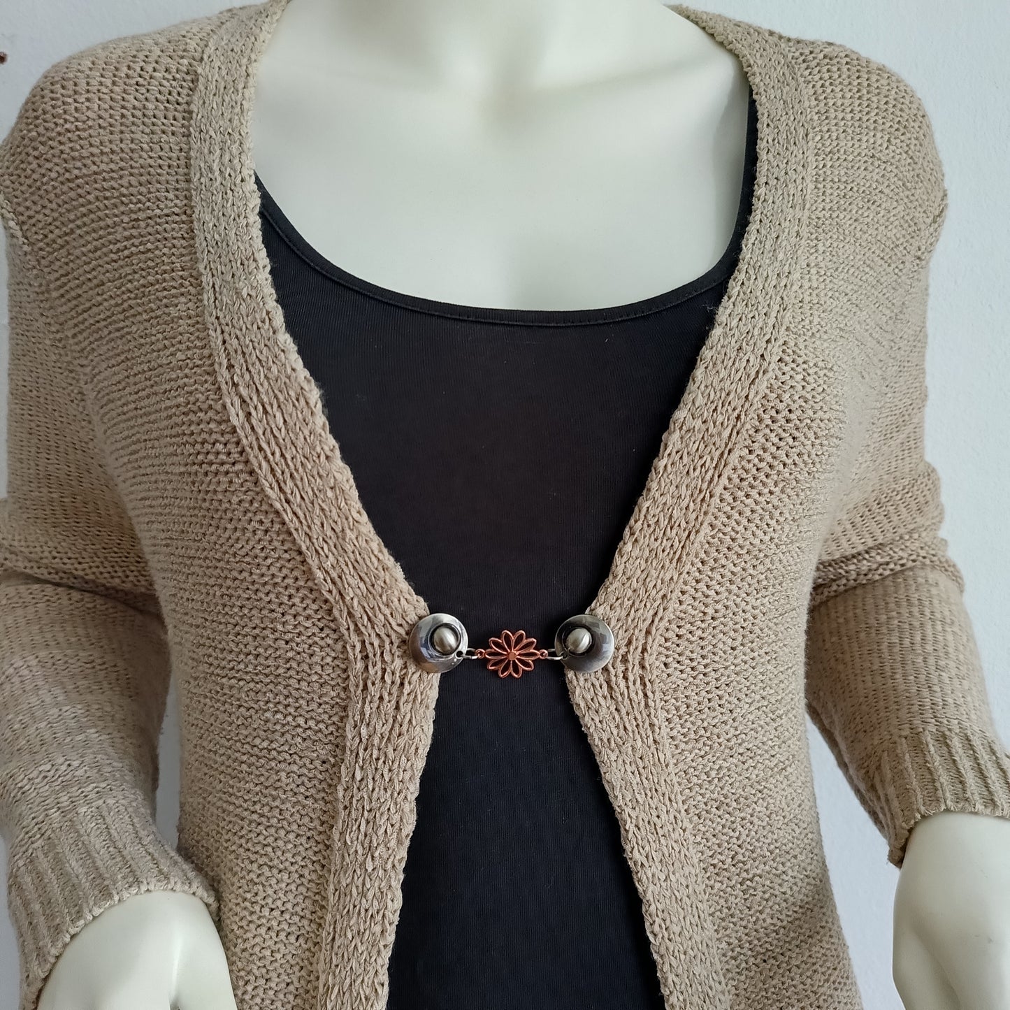 Handgemaakte vestclip Daisy van Fashionclip in roségoudkleurig metaal, met sierlijk bloemmotief dat zachtheid en verfijning uitstraalt.