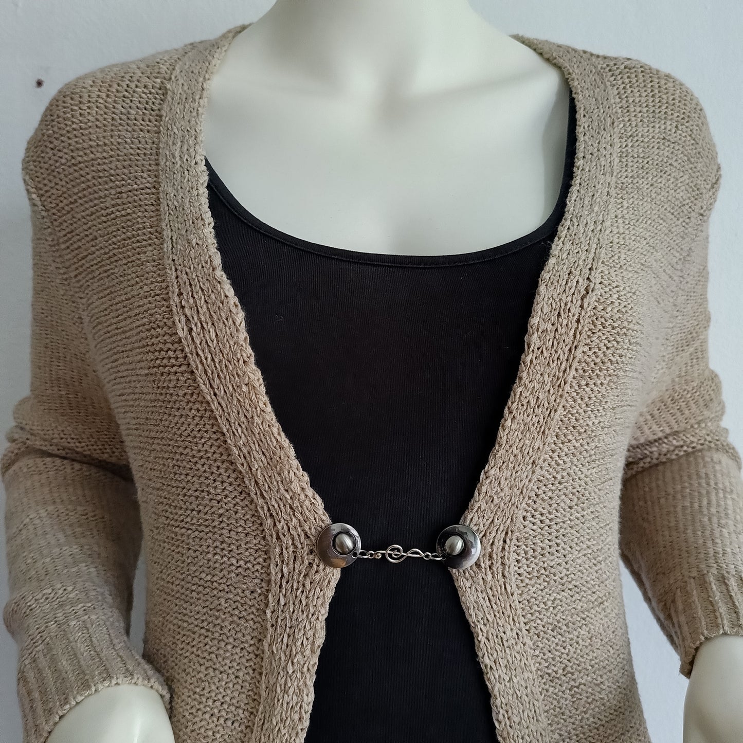 Handgemaakte vestclip De Muzieknoot van Fashionclip in zilverkleurig design met subtiel muzieknootje, elegante sluiting voor vest of sjaal.