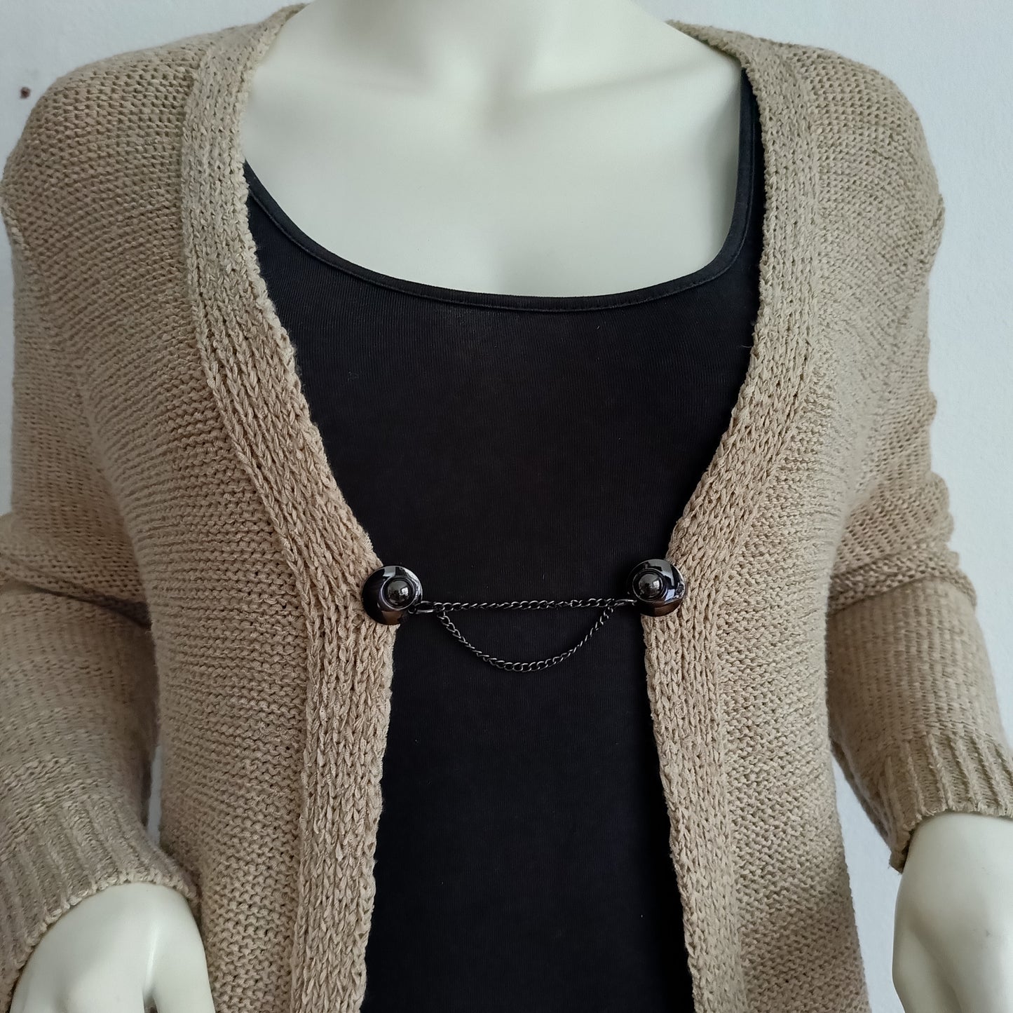 Handgemaakte vestsluiting De Keten van Fashionclip in glanzend zwart met dubbele ketting, elegante en moderne clip voor vest of omslagdoek.