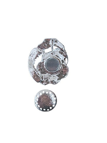 Achterzijde van abstracte zilverkleurige magneetbroche met magneetsluiting