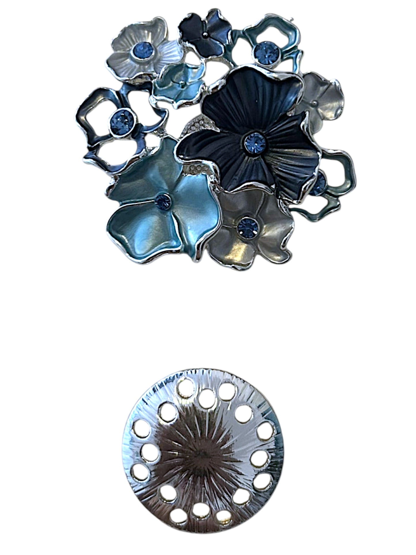 Magneetbroche Blauwe Bloemenpracht met bloemen in verschillende blauwtinten en fonkelende accenten, speels en elegant ontwerp.