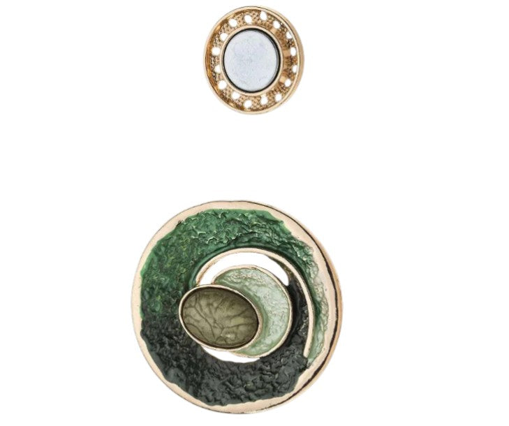 “Magneetbroche Groene Harmonie met gelaagde cirkels in diepgroen en goudkleurige accenten, moderne ronde vorm.”