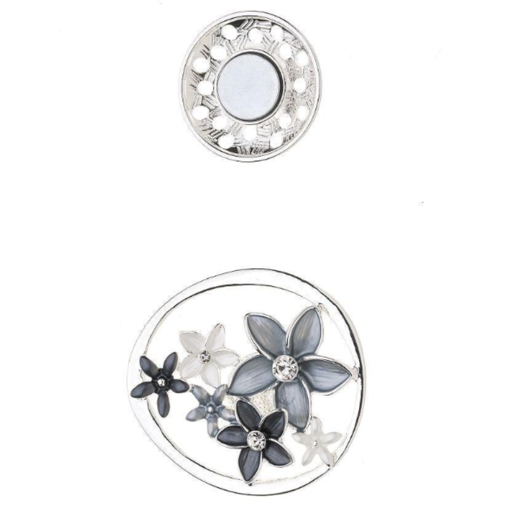 “Magneetbroche Harmonie in Bloei met verfijnde bloemen in zachte grijs- en zilvertinten, elegant te dragen zonder gaatjes in uw kleding.”