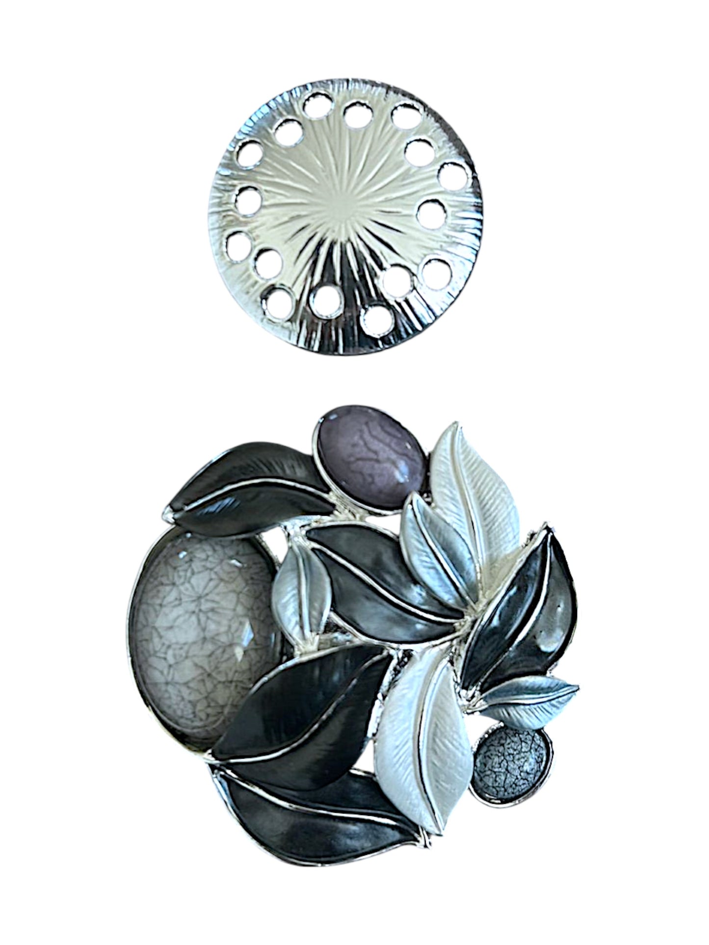 Magneetbroche Nr.38 Zilveren Bladfluistering met bladeren in zwart-, grijs- en zilvertinten en een elegante natuurlijke uitstraling.