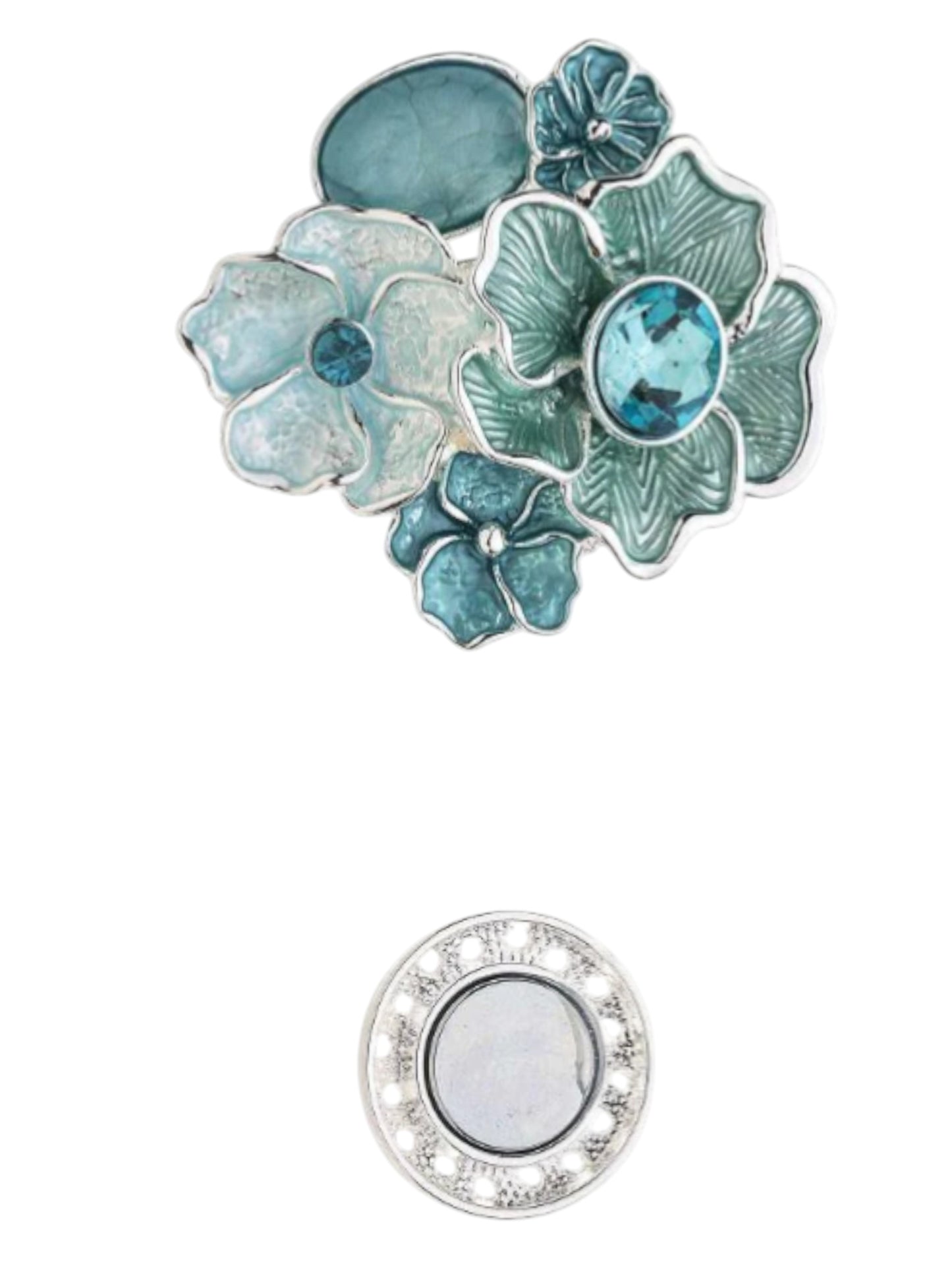 Magneetbroche Nr.49 Bloemenpracht in Blauwtinten met turquoise bloemen, blauwe accenten en verfijnde zilverkleurige details.