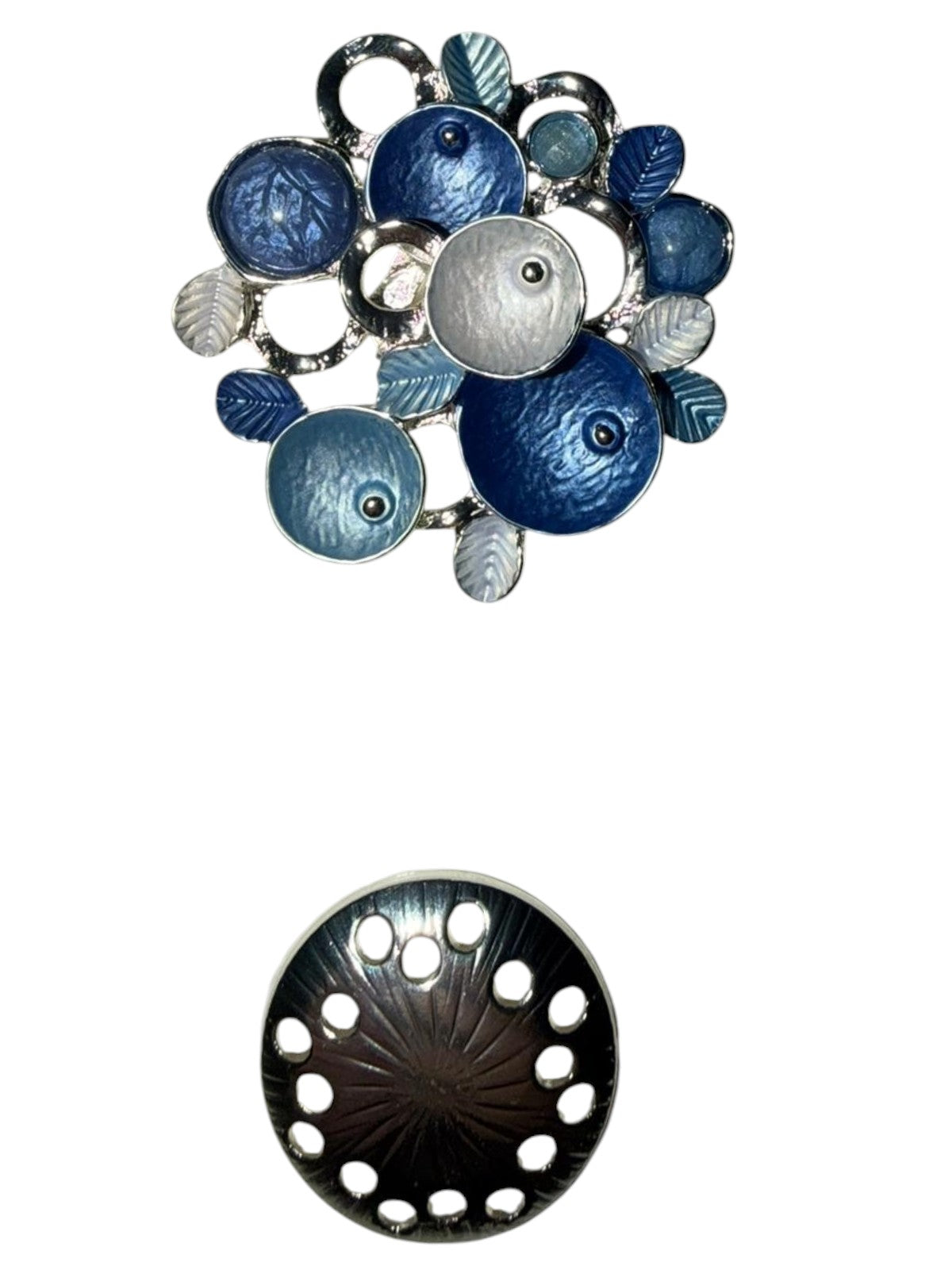 Magneetbroche Nr.66 Blauwe Bloemencompositie met ronde vormen in verschillende blauwtinten en verfijnde zilverkleurige details.