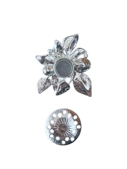 Zilverkleurige magneetbroche met bloemvorm en verfijnd reliëf in de blaadjes