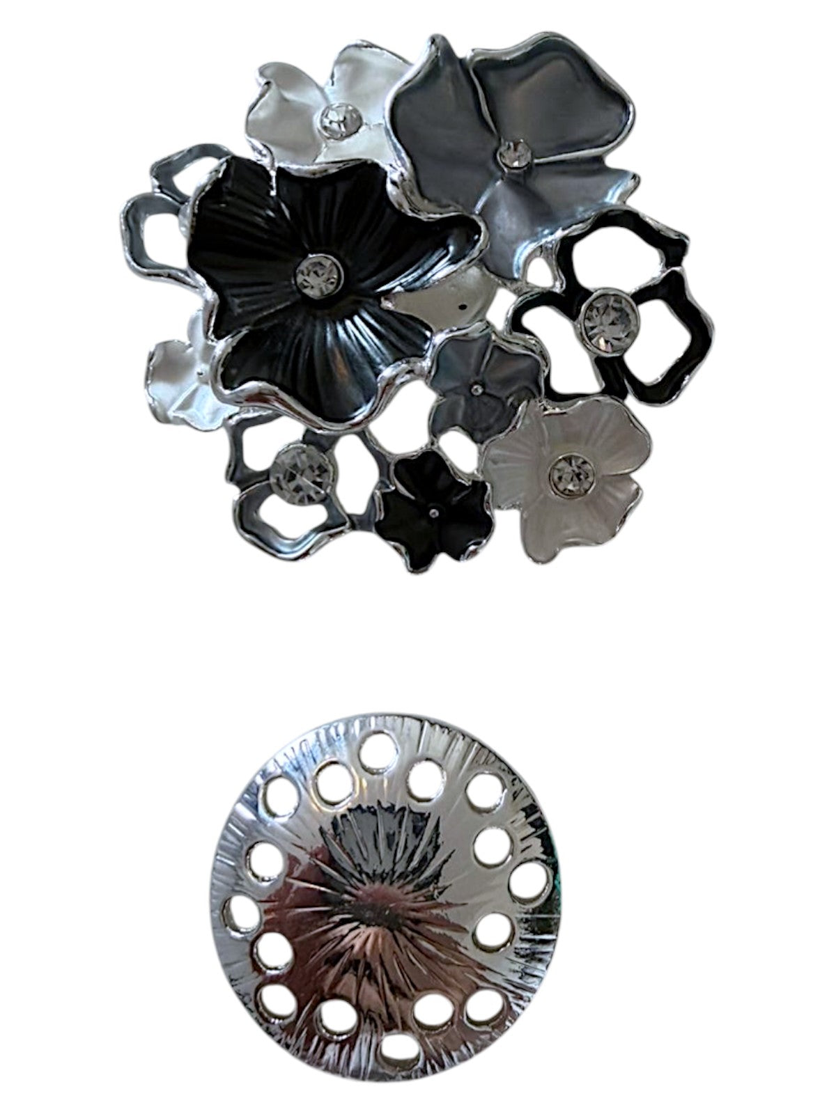 Magneetbroche Tijdloze Bloemenmix met bloemen in zwart, wit en zilver, inclusief ronde magneetsluiting aan de achterkant.