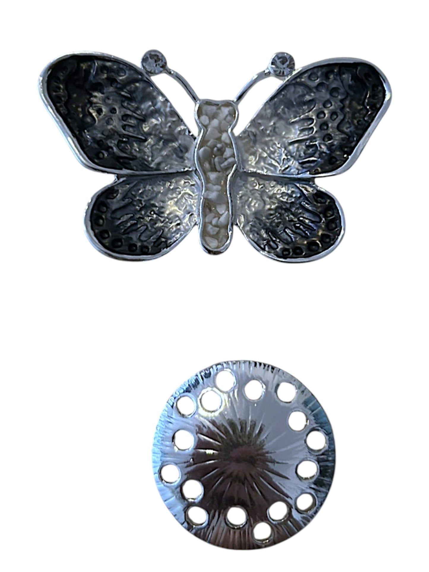 Magneetbroche Zilveren Vlinderkracht met vleugels in zilver en grijstinten, verfijnde structuur en elegante vorm.