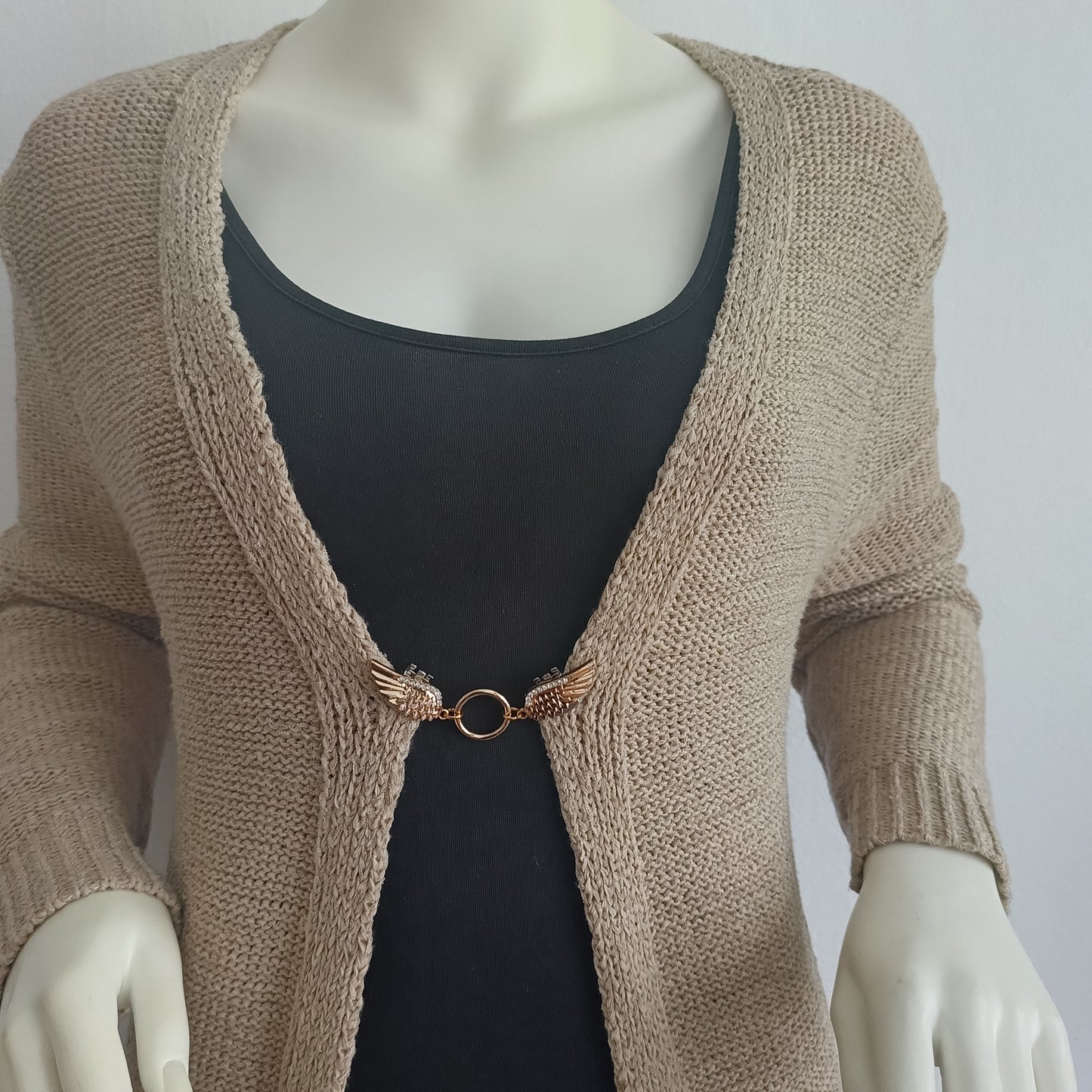 Goudkleurige vestsluiting Vleugels van Vrijheid met twee sierlijke vleugels en ronde ring, bevestigd op een vest.