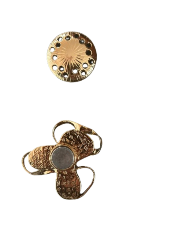 Gouden magneetbroche met abstract reliëf en zichtbare magneetsluiting aan achterzijde, inclusief tegenmagneet