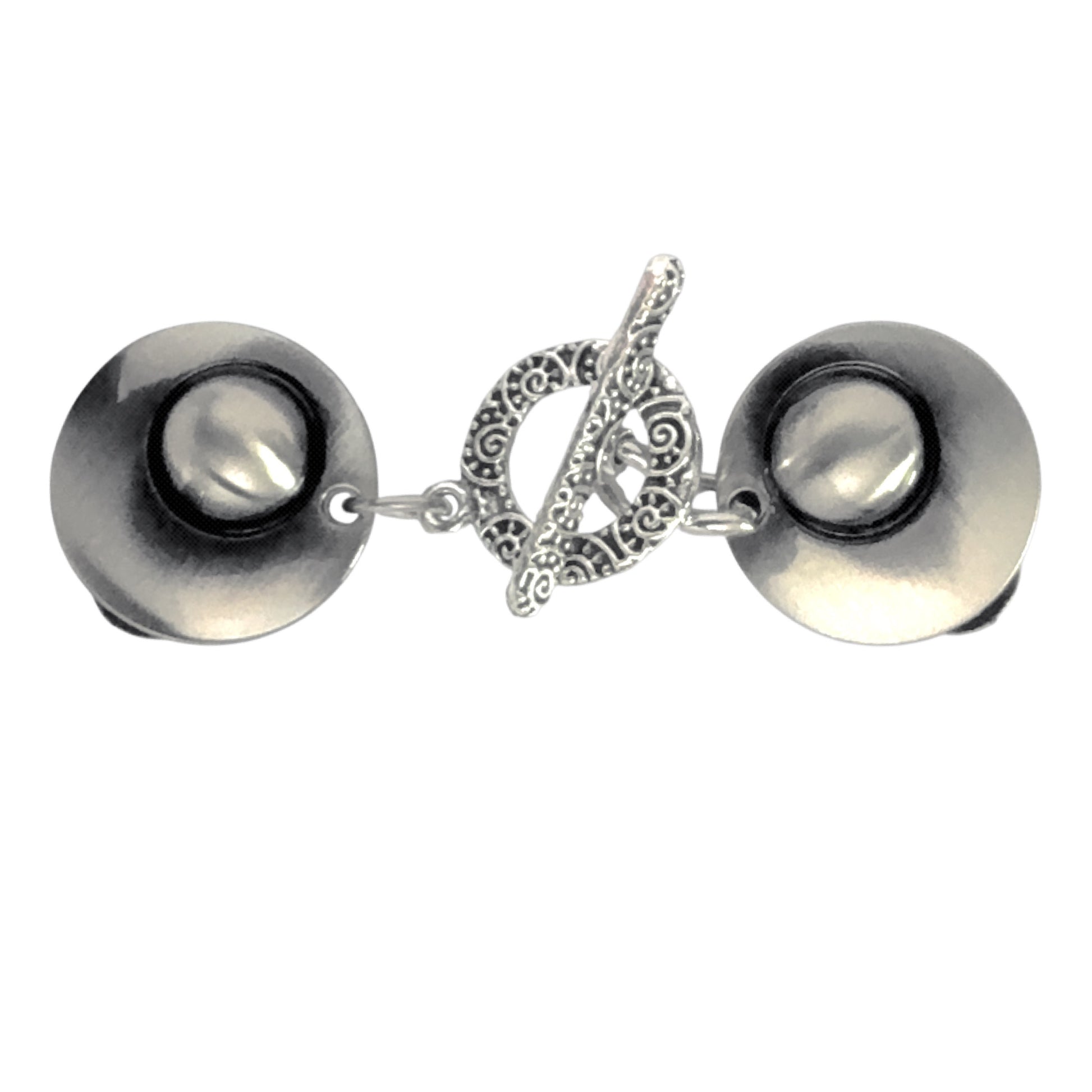 Handgemaakte zilverkleurige vestclip met sierlijke gesloten T-bar en Arabesque motief, elegant en verfijnd design