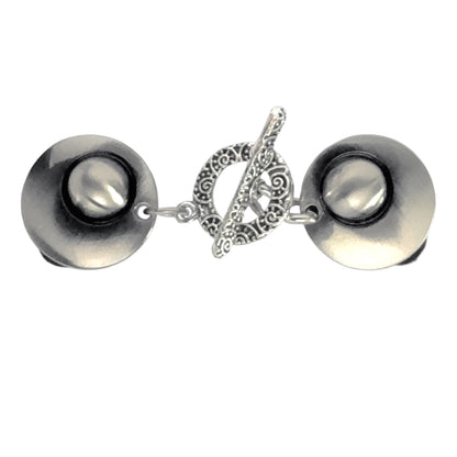 Handgemaakte zilverkleurige vestclip met sierlijke gesloten T-bar en Arabesque motief, elegant en verfijnd design