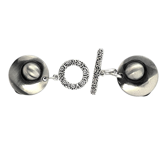 Handgemaakte zilverkleurige clip met gedetailleerde Arabesque T-bar sluiting, versierd met sierlijke patronen en elegante charme