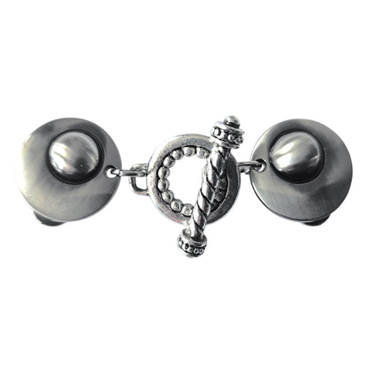 Zilverkleurige vestclip met kralenring en gesloten gedraaide T-bar sluiting, handgemaakt en elegant speels design
