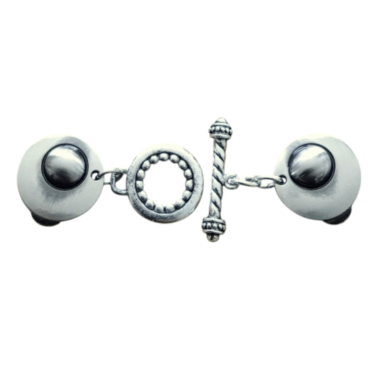 Zilverkleurige vestsluiting met T-bar sluiting, gedraaid staafje en ring met bolpatroon, in open positie voor eenvoudig gebruik.