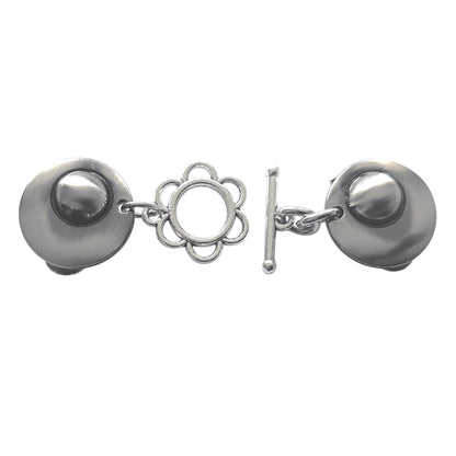 Zilverkleurige handgemaakte vestclip met open T-bar en bloemvormige ring, speels en elegant ontwerp