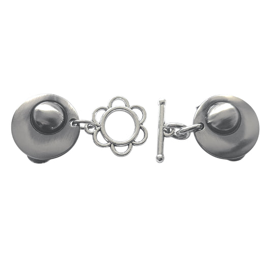 Zilverkleurige handgemaakte vestclip met open T-bar en bloemvormige ring, speels en elegant ontwerp