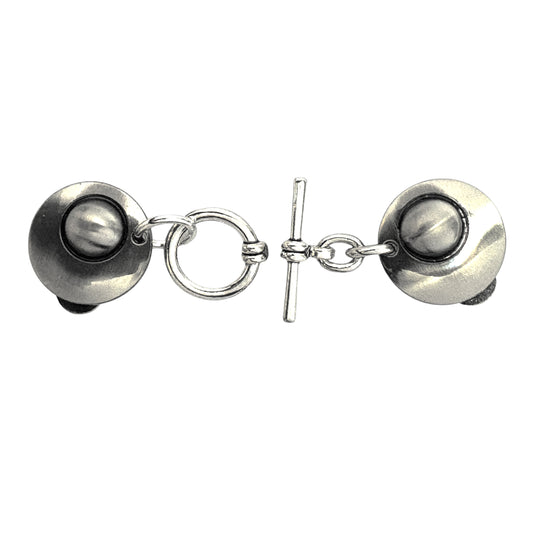 Stijlvolle zilverkleurige clip met eenvoudige T-bar sluiting in balansvol design, handgemaakt en elegant open gepresenteerd