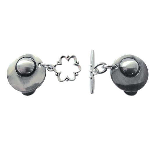 Zilverkleurige vestclip met bloemvormige sluitring en ronde knopen, open handgemaakt design met elegante uitstraling