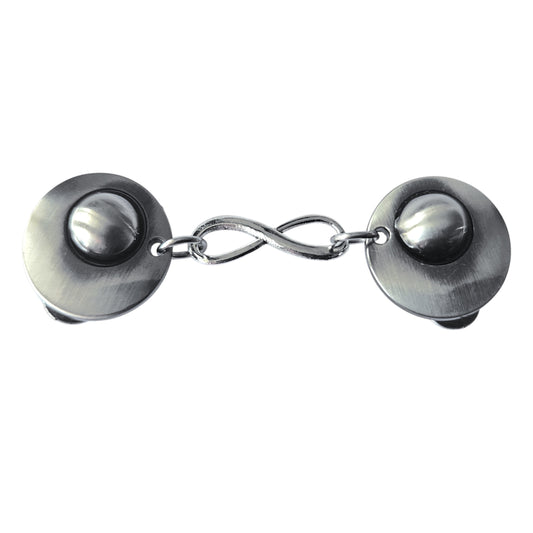 Zilveren handgemaakte vestclip met infinity-verbinding, symbool voor eeuwigheid en stijlvolle verbondenheid