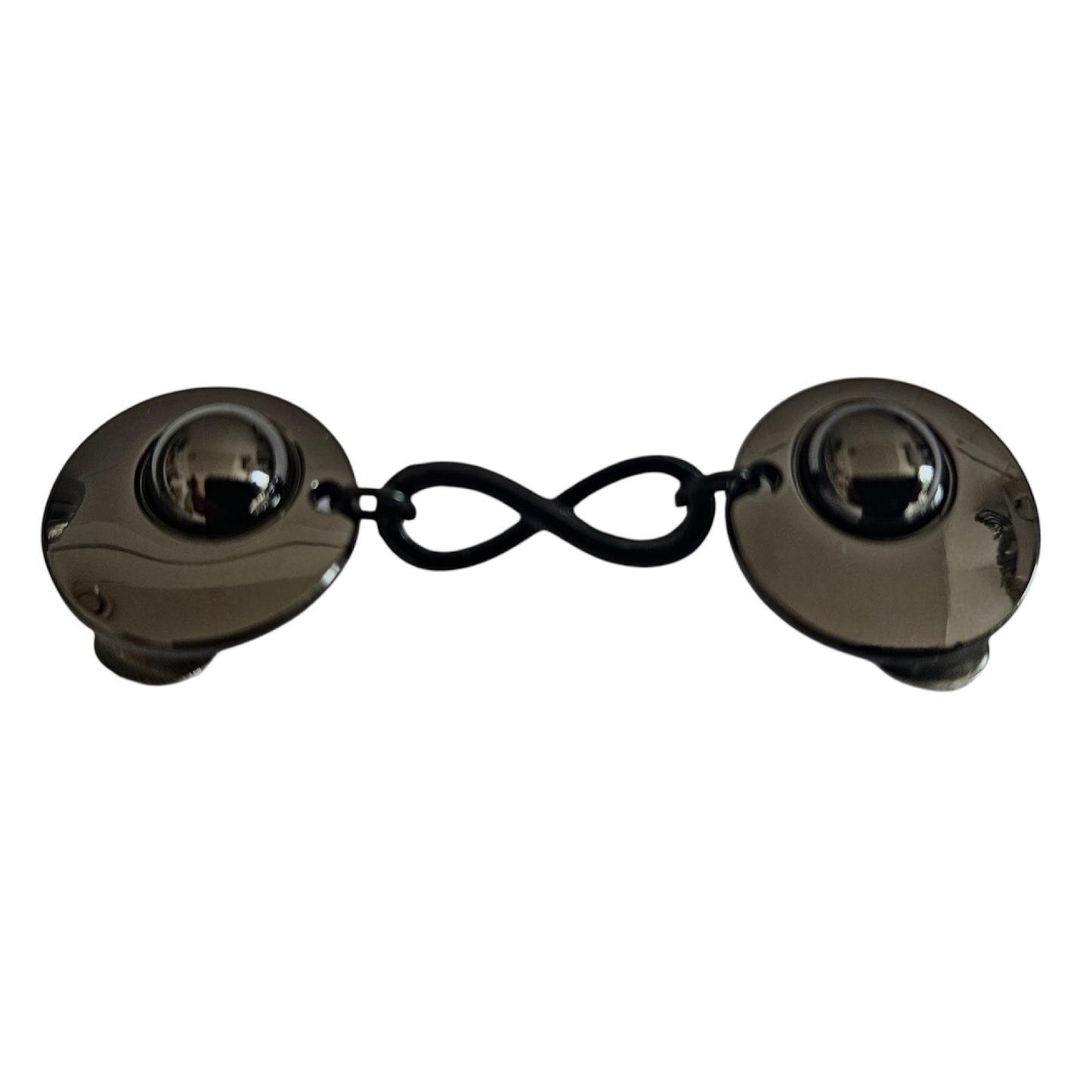 Glanzend zwarte vestclip met infinity-symbool, handgemaakt design dat staat voor verbinding en oneindigheid