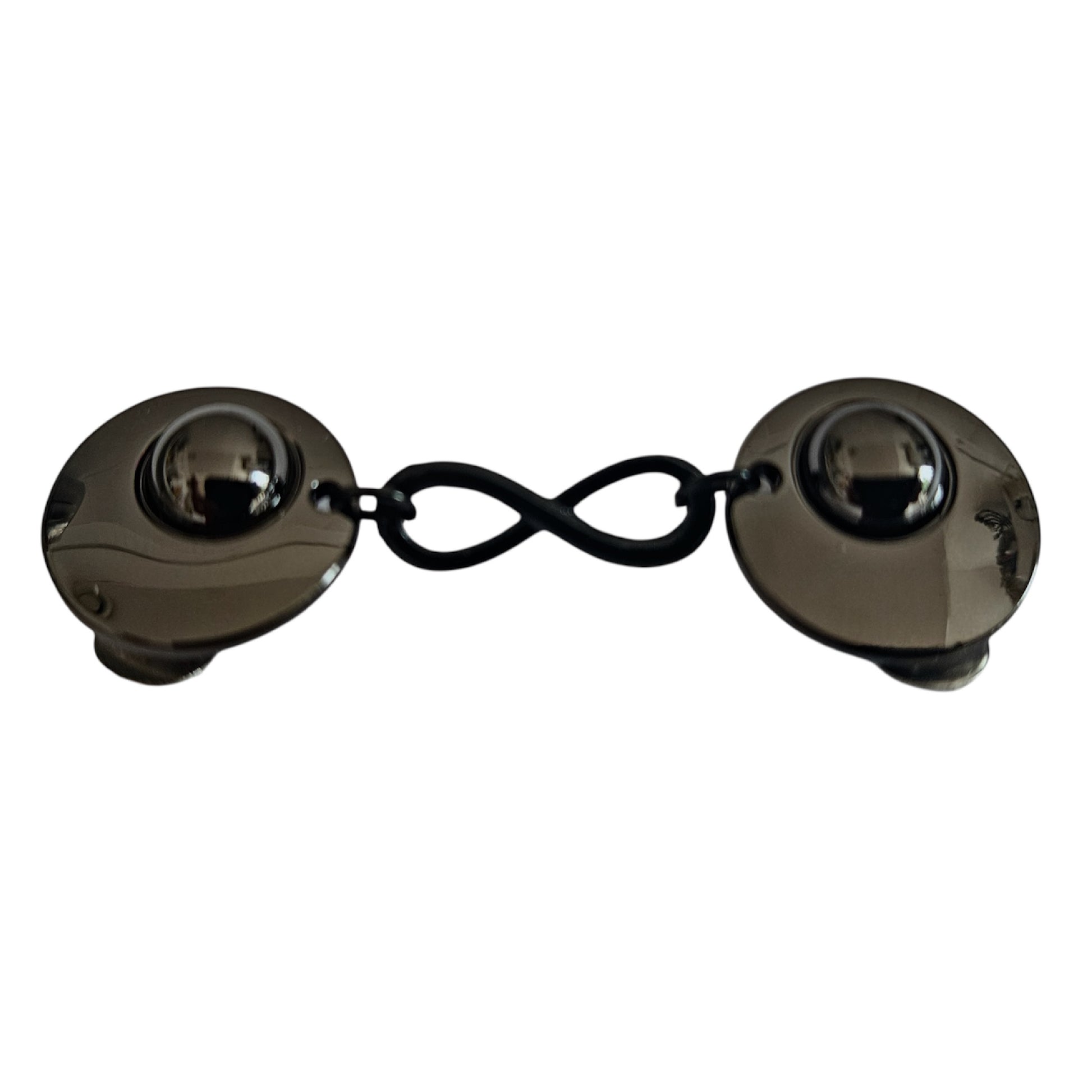 Glanzend zwarte vestclip met infinity-symbool, handgemaakt design dat staat voor verbinding en oneindigheid