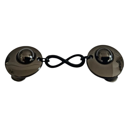 Glanzend zwarte vestclip met infinity-symbool, handgemaakt design dat staat voor verbinding en oneindigheid