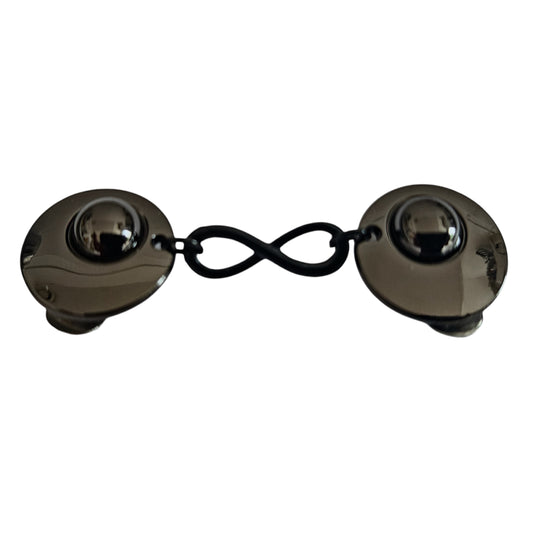 Glanzend zwarte vestclip met infinity-symbool, handgemaakt design dat staat voor verbinding en oneindigheid