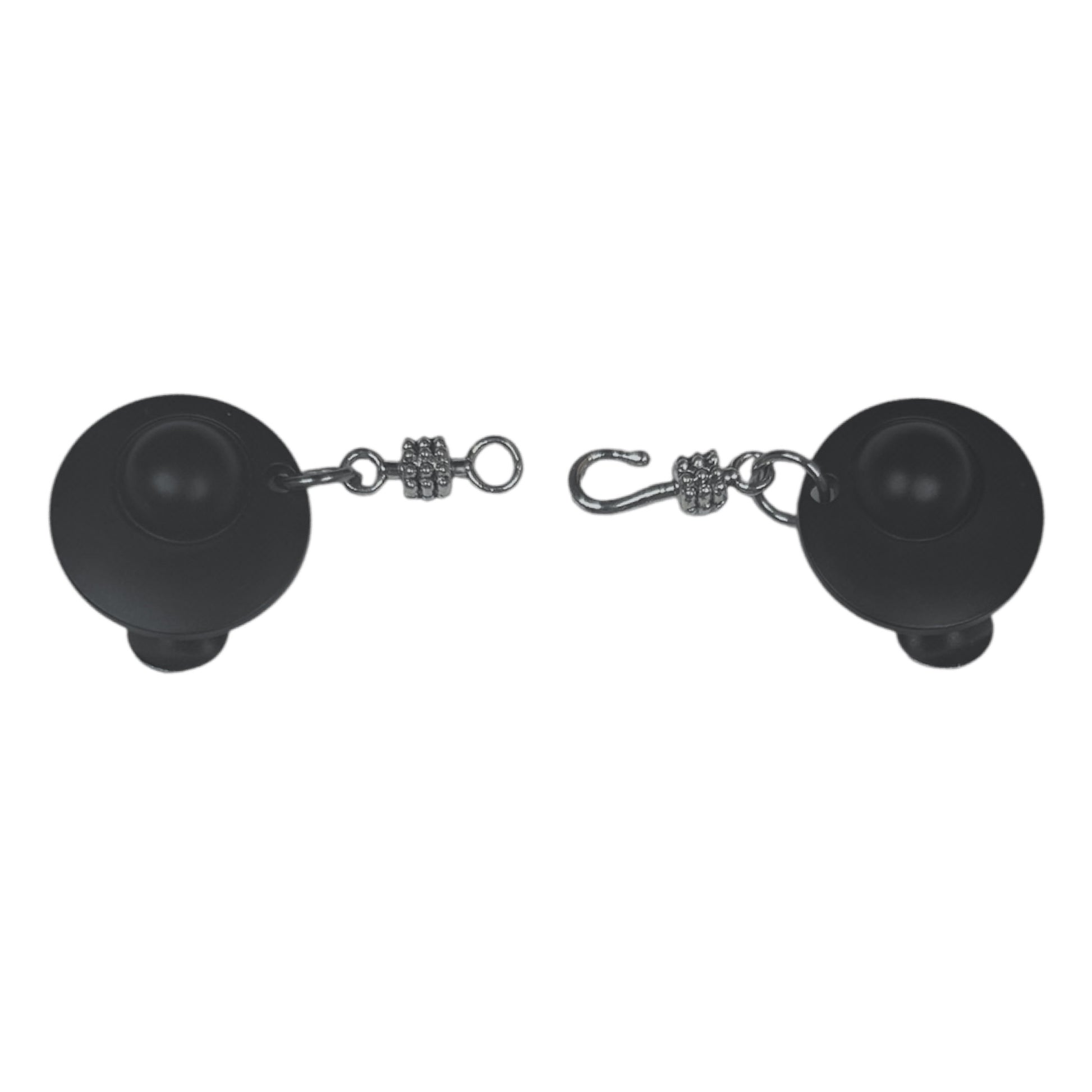 Zwarte vestclip met matte knopen en robuuste zilverkleurige haak-en-oogsluiting in open positie, handgemaakt en krachtig