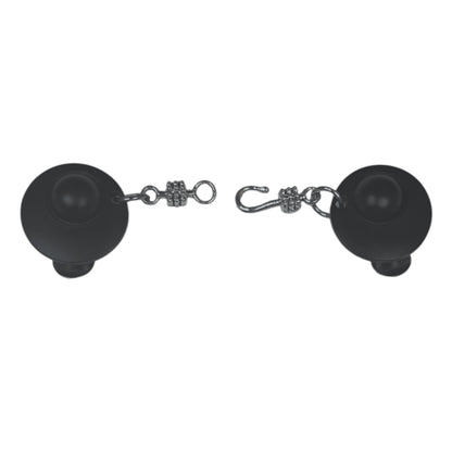 Zwarte vestclip met matte knopen en robuuste zilverkleurige haak-en-oogsluiting in open positie, handgemaakt en krachtig
