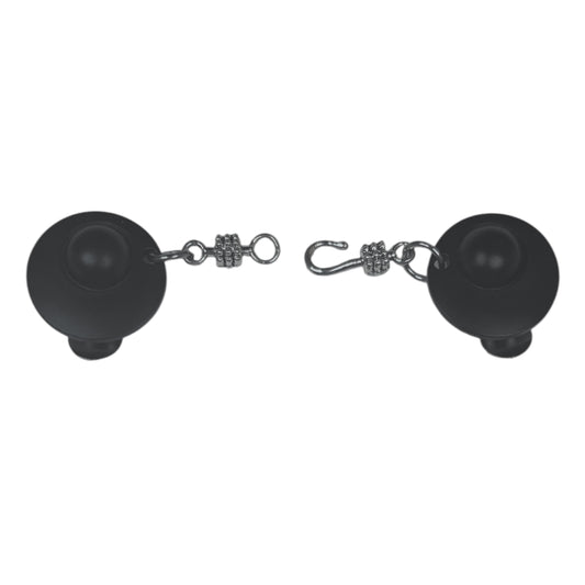 Zwarte vestclip met matte knopen en robuuste zilverkleurige haak-en-oogsluiting in open positie, handgemaakt en krachtig