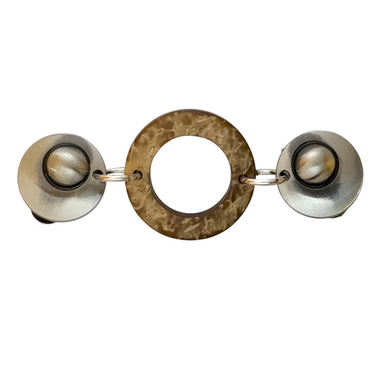 Unieke vestsluiting met zilverkleurige clips en een ronde schakel van kokosnoot, voor een natuurlijke en elegante uitstraling