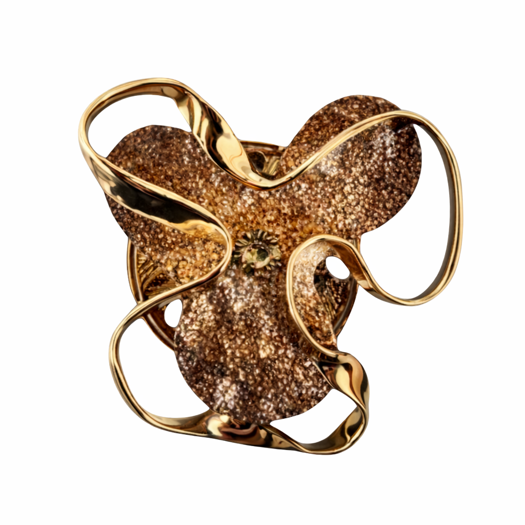 Close-up van abstract gevormde magneetbroche met glanzend goud en sprankelende textuur in bruintinten