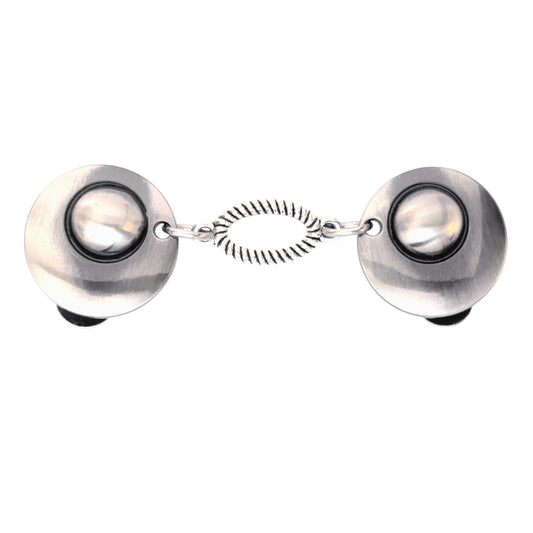 Elegante vestsluiting met zilverkleurige clips en een opengewerkte ovale schakel met gedraaid patroon, voor een stijlvolle afwerking.