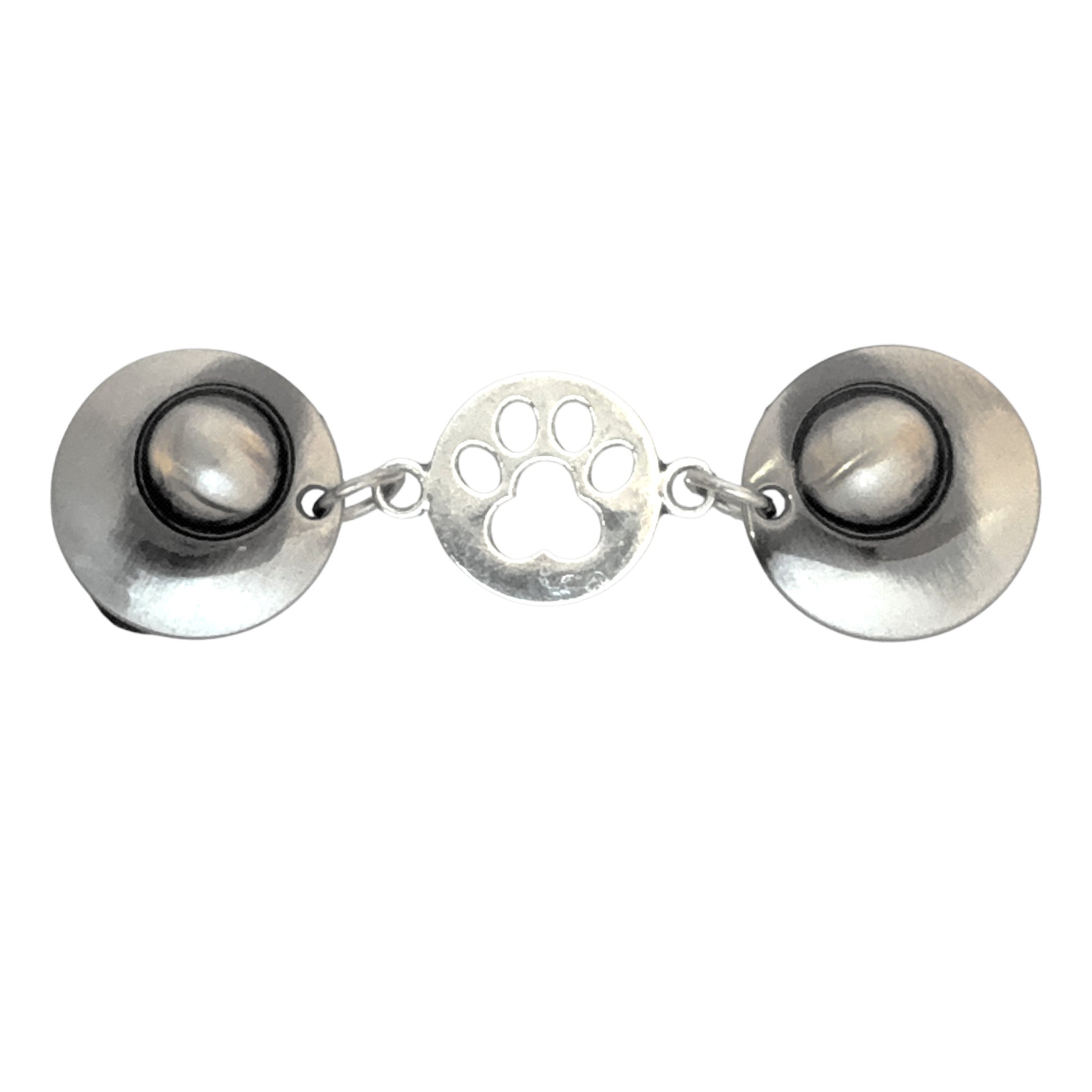 Handgemaakte zilverkleurige vestclip met ronde knopen en open pootafdruk, liefdevol detail voor dierenvrienden