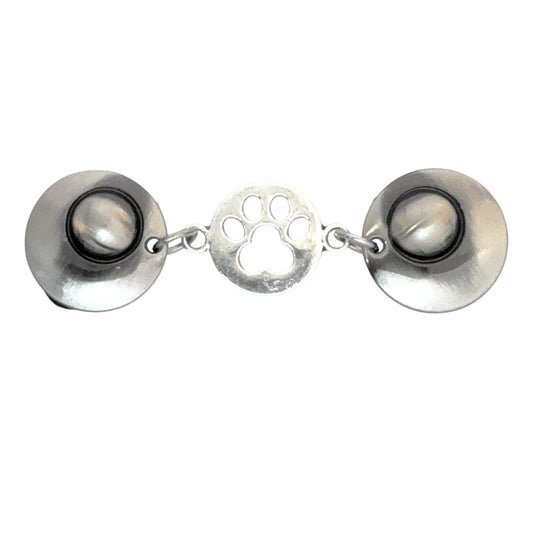 Handgemaakte zilverkleurige vestclip met ronde knopen en open pootafdruk, liefdevol detail voor dierenvrienden