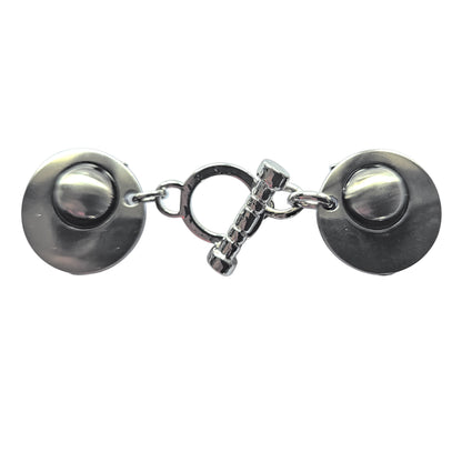 Zilverkleurige vestclip met gesloten geribbelde T-bar sluiting en ronde knopen, handgemaakt en modern design