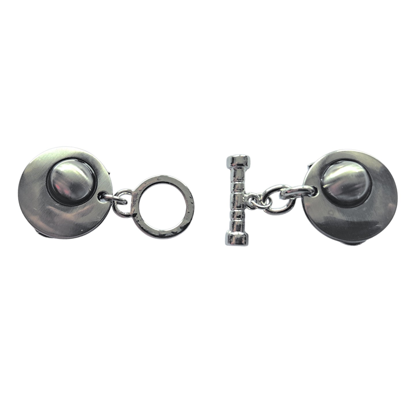 Handgemaakte zilverkleurige vestclip met open geribbelde T-bar en ronde knopen, modern en strak design