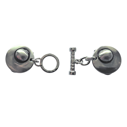 Handgemaakte zilverkleurige vestclip met open geribbelde T-bar en ronde knopen, modern en strak design